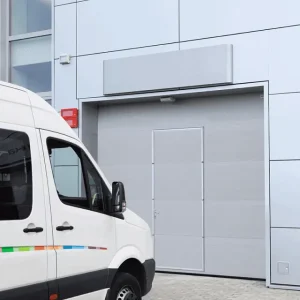 Автоматические промышленные ворота ALUTECH ProPlus 3000×3000 мм со встроенной калиткой Автоматические промышленные ворота ALUTECH ProPlus 3000×3000 мм со встроенной калиткой